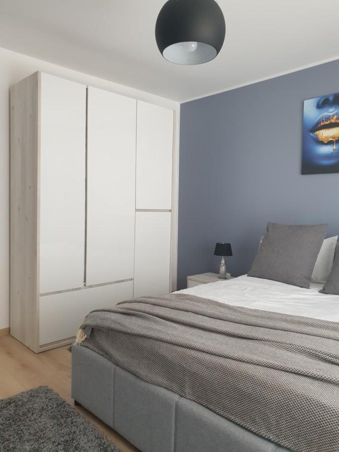 Qualis Apartament Brasov Bagian luar foto