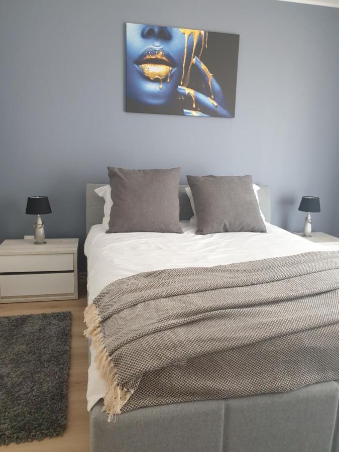 Qualis Apartament Brasov Bagian luar foto