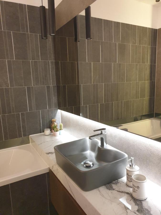Qualis Apartament Brasov Bagian luar foto
